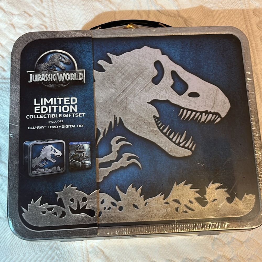 DVD + Blu-Ray + Digital HD Dinosaurs Jurassic Park Limited Edition Lunchbox